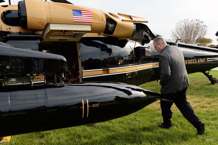 Deputy Secretary of Defense Bob Work departs the Pentagon for his visit to the Naval Surface Warfare Center Dahlgren Division, Dahlgren, VA on April 30, 2015.