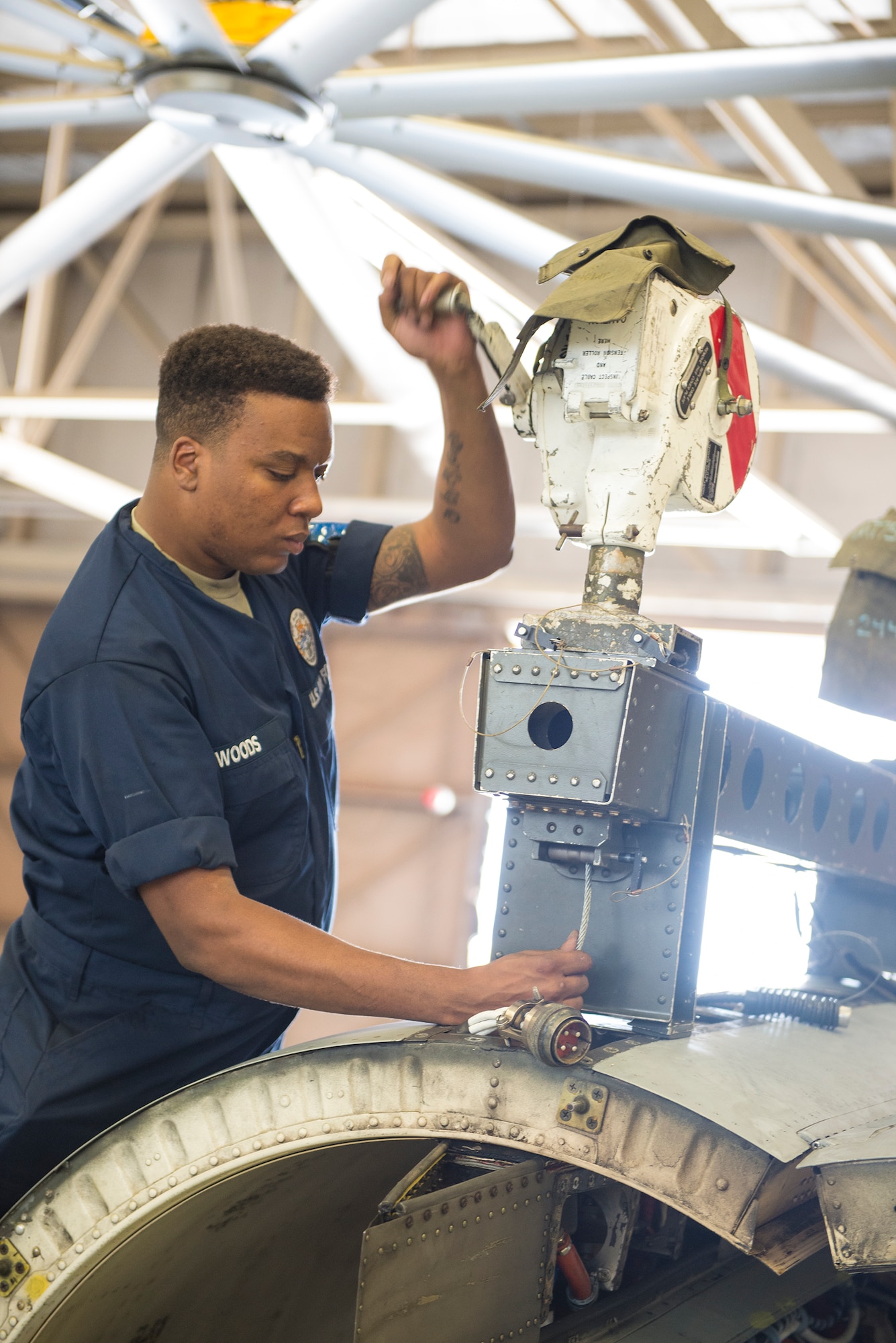 U.S. Air Force Airman 1st Class Markes Woods, 75th Aircraft Maintenance Unit aerospace propulsion journeyman, uninstalls an engine hoist during an A-10C Thunderbolt II engine change May 18, 2015, at Moody Air Force Base, Ga. The engine hoist is uninstalled after the engine is held in place after the thrust mount, the upper mount, and the forward engine mount has been bolted. (U.S. Air Force photo by Airman Greg Nash/Released) 