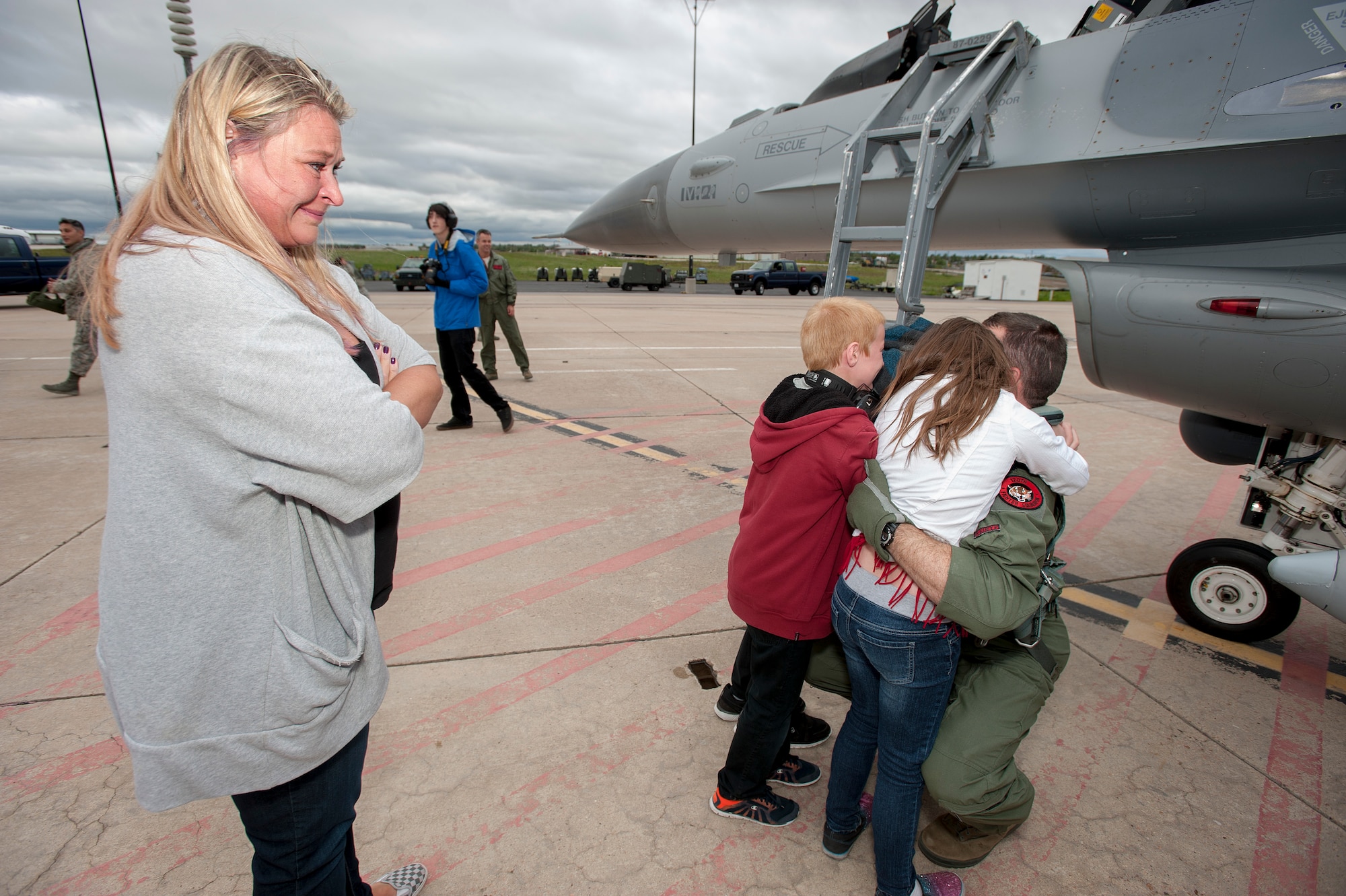 U.S. Air Force Lt. Col. Kurt Tongren???s family welcomes him home after landing an F-16 Fighting Falcon from the 120th Fighter Squadron, Colorado Air National Guard, at Buckley Air Force Base, Colo., upon his return from a deployment to the Republic of Korea, May 19, 2015. Integrating with other U.S. Air Force members, flying daily training mission and providing a Theater Security Package for the past 90 days, this return home marks the completion of the seventh deployment for the "Redeyes" of the 120th FS along with the 140th Wing since Sept. 11, 2001. (U.S. Air National Guard photo by: Tech. Sgt. Wolfram M. Stumpf/RELEASED)