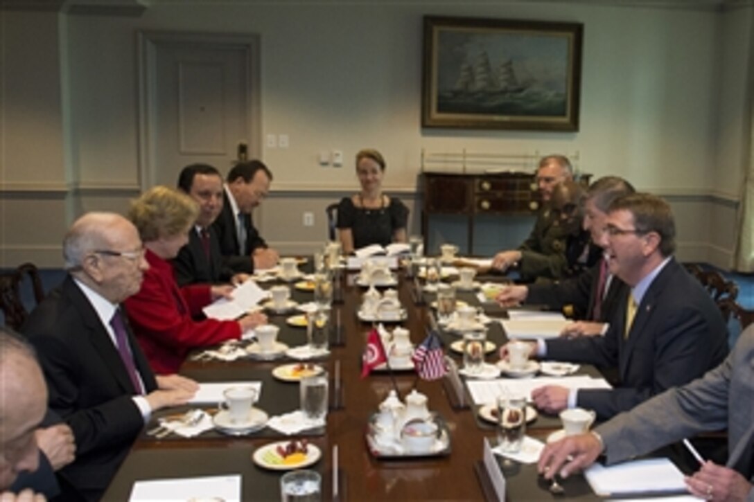 U.S. Defense Secretary Ash Carter, right, meets with Tunisian President Beji Caid Essebsi, left, at the Pentagon, May 21, 2015. Both leaders discussed matters of mutual importance. 