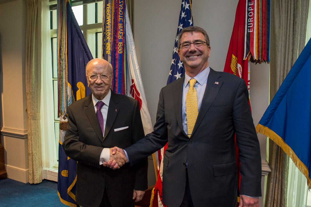 U.S. Defense Secretary Ash Carter, right, and Tunisian President Caid Essebsi pose for a photo at the Pentagon, May 21, 2015. 