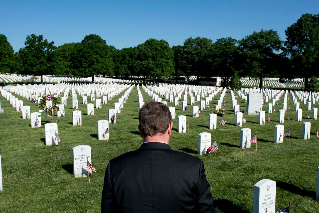 Defense Secretary Ash Carter visits the gravesite of Marine Corps 1st Lt. Robert Michael Kelly at Arlington National Cemetery in Arlington, Va., May 22, 2015. Kelly is the son of Marine Corps Gen. John F. Kelly, a personal friend of Carter.