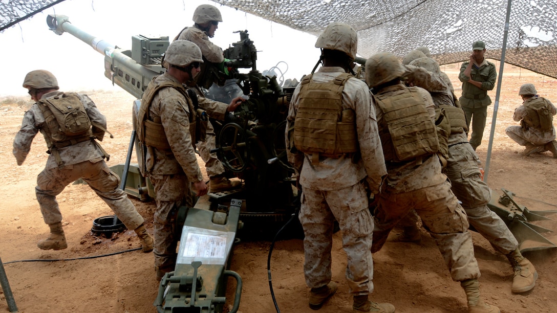 Marines assigned to India Battery, 3rd Battalion, 14th Marine Regiment show Moroccan Royal Armed Forces artillerymen their howitzer’s capabilities during Exercise African Lion 15, 2015, near Tan Tan, Morocco.