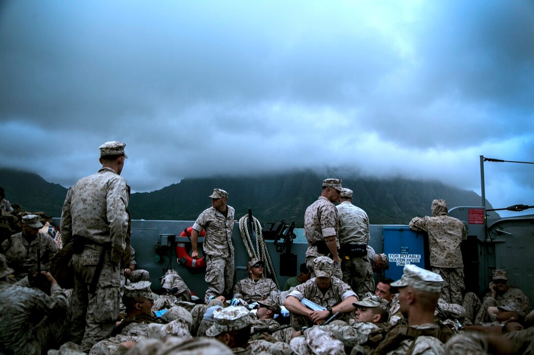 U.S. Marines the 15th Marine Expeditionary Unit depart Oahu aboard a landing craft unit off the coast of Hawaii, May 20, 2015. The Marines with the 15th MEU returned to the USS Essex (LHD 2) after completing sustainment training in Hawaii. (U.S. Marine Corps photo by Cpl. Elize McKelvey/Released)