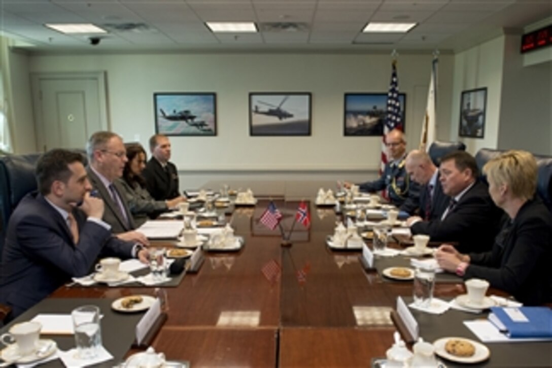 U.S. Deputy Defense Secretary Bob Work, second from left, meets with Norwegian State Secretary for Defense Oystein Bo, second from right, at the Pentagon, May 26, 2015. The two defense leaders met to discuss issues of mutual importance.