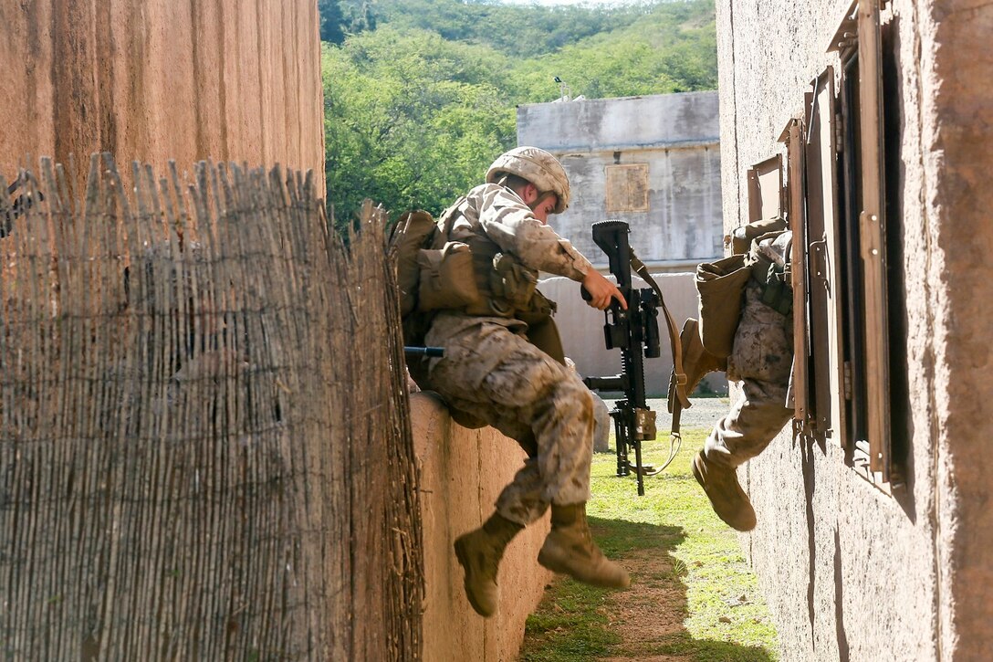 U.S. Marines with India Company, Battalion Landing Team 3rd Battalion, 1st Marine Regiment, 15th Marine Expeditionary Unit, bound into a building aboard Bellows Air Force Station, Hawaii, May 15, 2015. The Marines of BLT 3/1 used Hawaii’s unique environment and training areas to prepare for possible scenarios in their upcoming deployment. (U.S. Marine Corps photo by Sgt. Jamean Berry/Released)