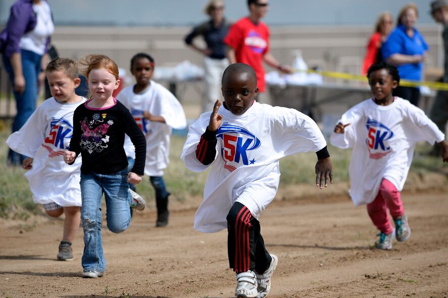 Youth from the Schriever Air Force Base School Age Program race down the jogging path during the America’s Armed Forces Kids Run May 15, 2015 at Schriever Air Force Base, Colo. More than a dozen Schriever children participated in the event and cheered each other on. (U.S. Air Force photo/Christopher DeWitt)