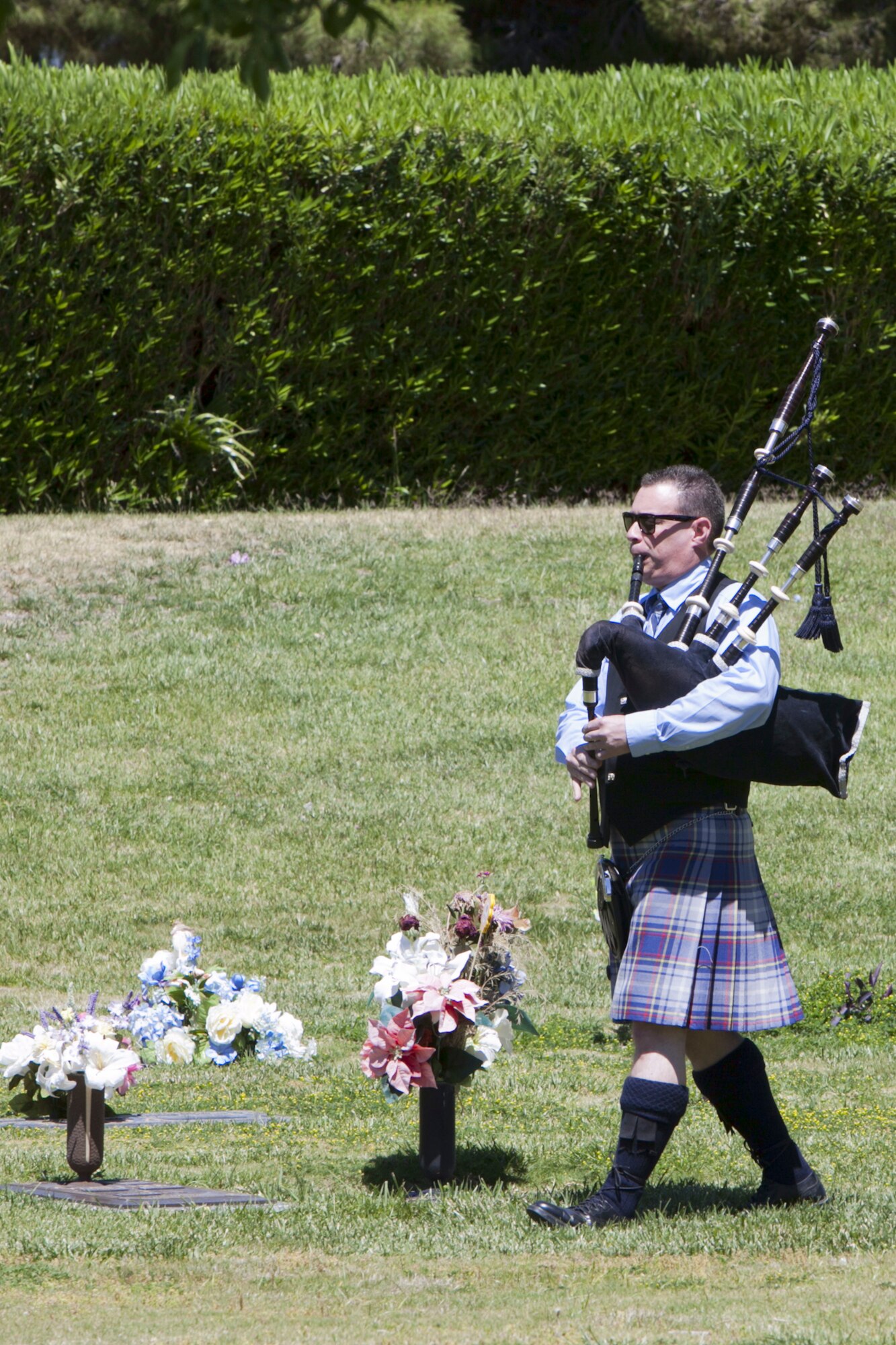 Danny Packer plays the bagpipes during a Memorial Day
ceremony at the Davis Funeral Homes and Memorial Park in Las
Vegas, May 25. The local community paid tribute to veterans of
foreign wars who sacrificed their lives. (U.S. Air Force photo by Lorenz Crespo)  