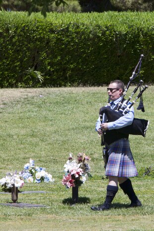 Danny Packer plays the bagpipes during a Memorial Day
ceremony at the Davis Funeral Homes and Memorial Park in Las
Vegas, May 25. The local community paid tribute to veterans of
foreign wars who sacrificed their lives. (U.S. Air Force photo by Lorenz Crespo)  