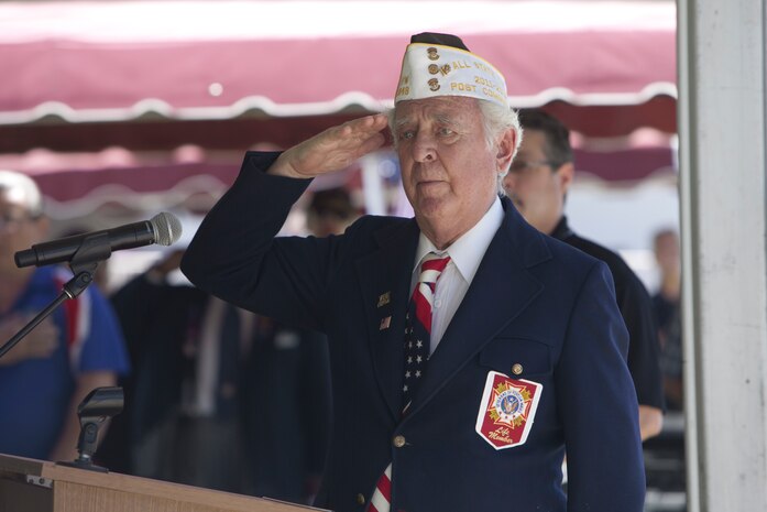 Ken Veith, past commander, Veterans of Foreign War Post 3848, Henderson, Nev.,
leads the Pledge of Allegiance during a Memorial Day ceremony at the Davis Funeral Homes and Memorial Park in Las Vegas, May 25. Memorial Day celebrations honor the sacrifices of men and women who served and died during wars overseas. (U.S. Air Force photo by Lorenz Crespo)  