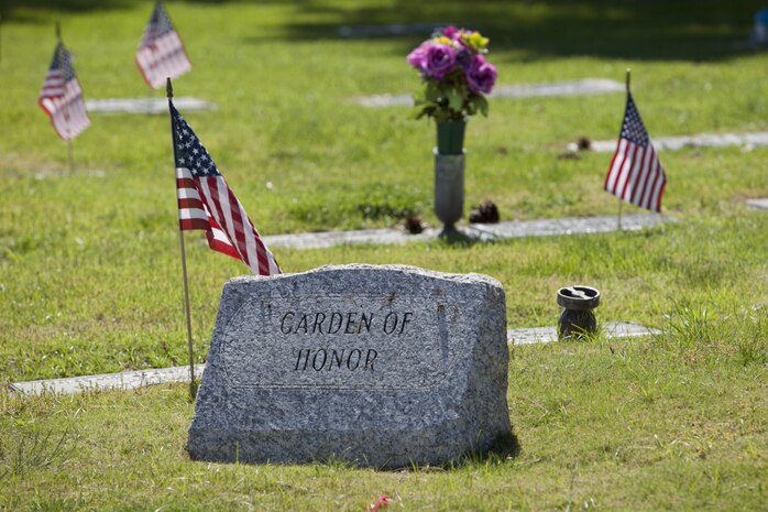 American flags are displayed on gravesites of veterans at Davis Funeral Homes and
Memorial Park in Las Vegas, May 25. The local community paused on Memorial Day to
remember those who served and made the ultimate sacrifice. (U.S. Air Force photo by Lorenz Crespo)  