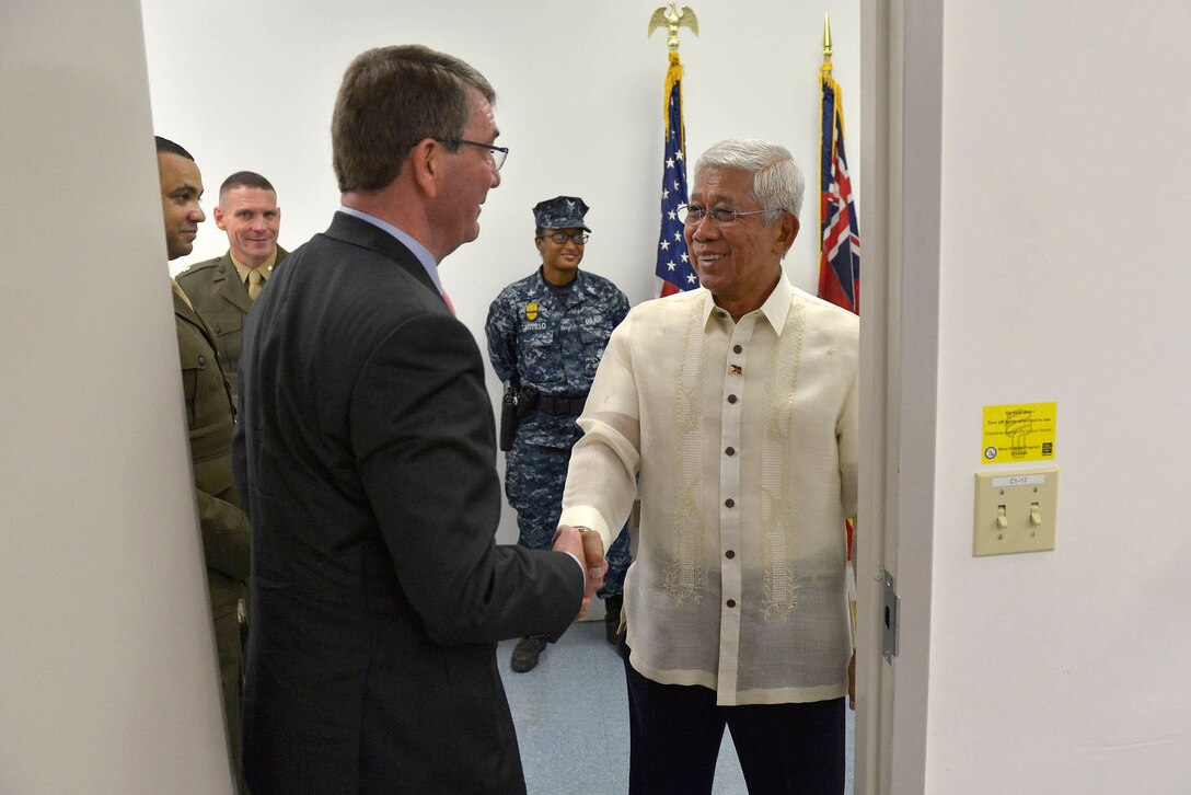 Defense Secretary Ash Carter welcomes Philippine Defense Minister Voltaire Gazmin to a meeting following change-of-command ceremonies for U.S. Pacific Command and U.S. Pacific Fleet in Honolulu May 27, 2015. Carter and Gazmin discussed mutual defense interests in the Asia-Pacific. 