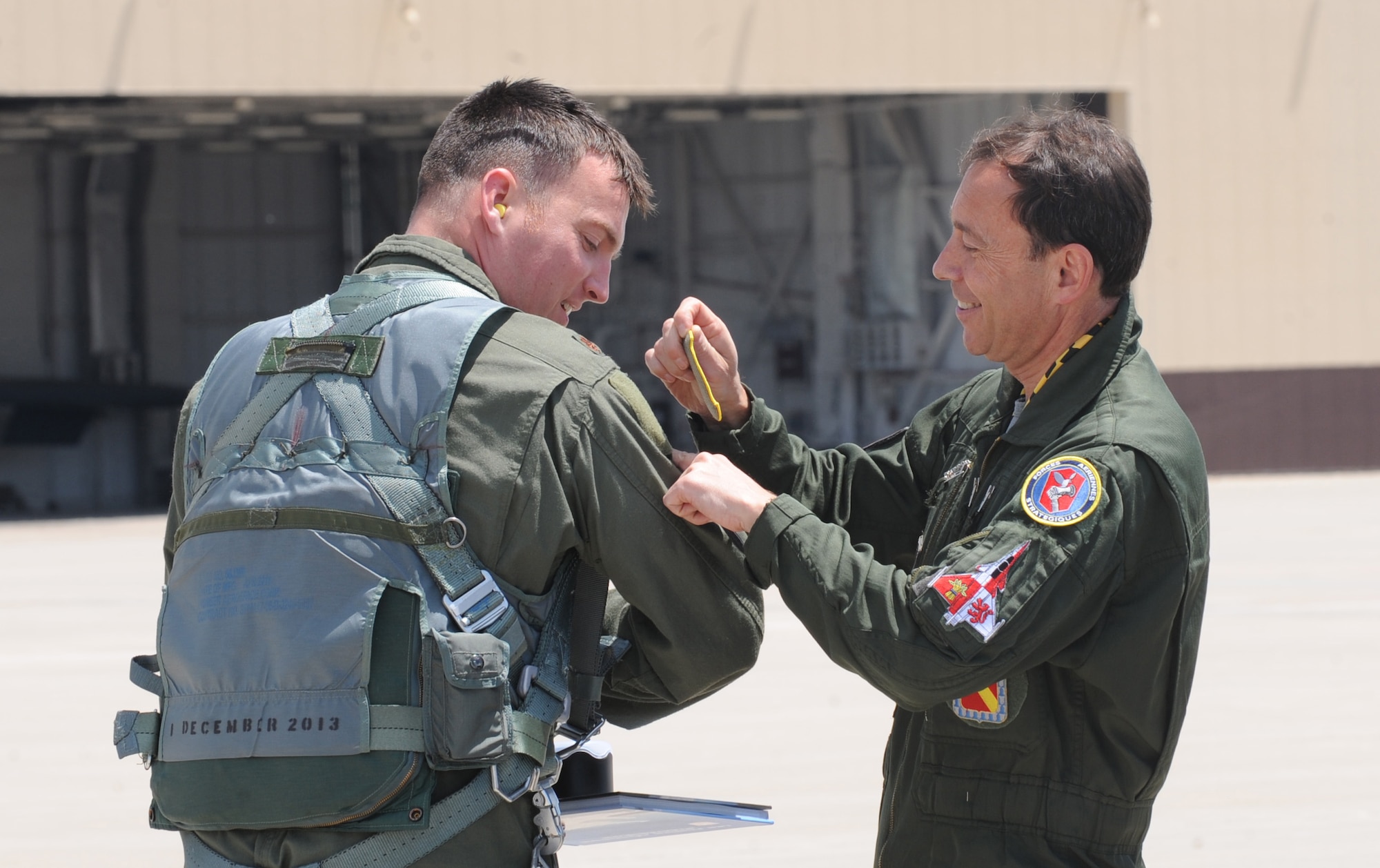 Lt. Gen. Philippe Steininger (right), the commander of the French air force’s Strategic Air Forces Command, places his unit patch on Air Force Maj. Alexander Reich, a 394th Combat Training Squadron B-2 Spirit instructor pilot, at Whiteman Air Force Base, Mo., May 27, 2015. The U.S. and France have been longtime allies, joining forces in many conflicts throughout history. Steininger’s visit is part of a regular series of exchanges between the two nations’ strategic air forces. (U.S. Air Force photo/Staff Sgt. Alexandra M. Longfellow)