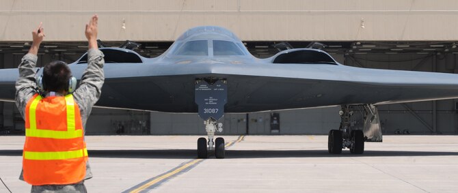A 509th Aircraft Maintenance Squadron crew chief marshals a B-2A Spirit bomber piloted by Lt. Gen. Philippe Steininger, the commander of the French air force’s Strategic Air Forces Command, during an orientation flight at Whiteman Air Force Base, Mo., May 27, 2015. This was Steininger’s first visit to an Air Force Global Strike Command base since assuming command. (U.S. Air Force photo/Staff Sgt. Alexandra M. Longfellow)