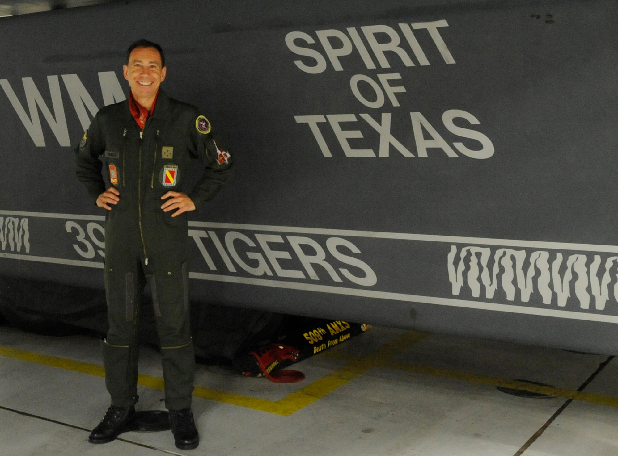 Lt. Gen. Philippe Steininger, commander of the French Air Force’s Strategic Air Forces Command, stands next the Spirit of Texas B-2A Spirit bomber during his tour of Whiteman Air Force Base, Mo., May 26, 2015. Steininger’s visit is the most recent event in a regular series of exchanges between his command and Air Force Global Strike Command to develop mutual understanding between the United States and France’s strategic air forces. (U.S. Air Force photo by Staff Sgt. Alexandra M. Longfellow/Released)