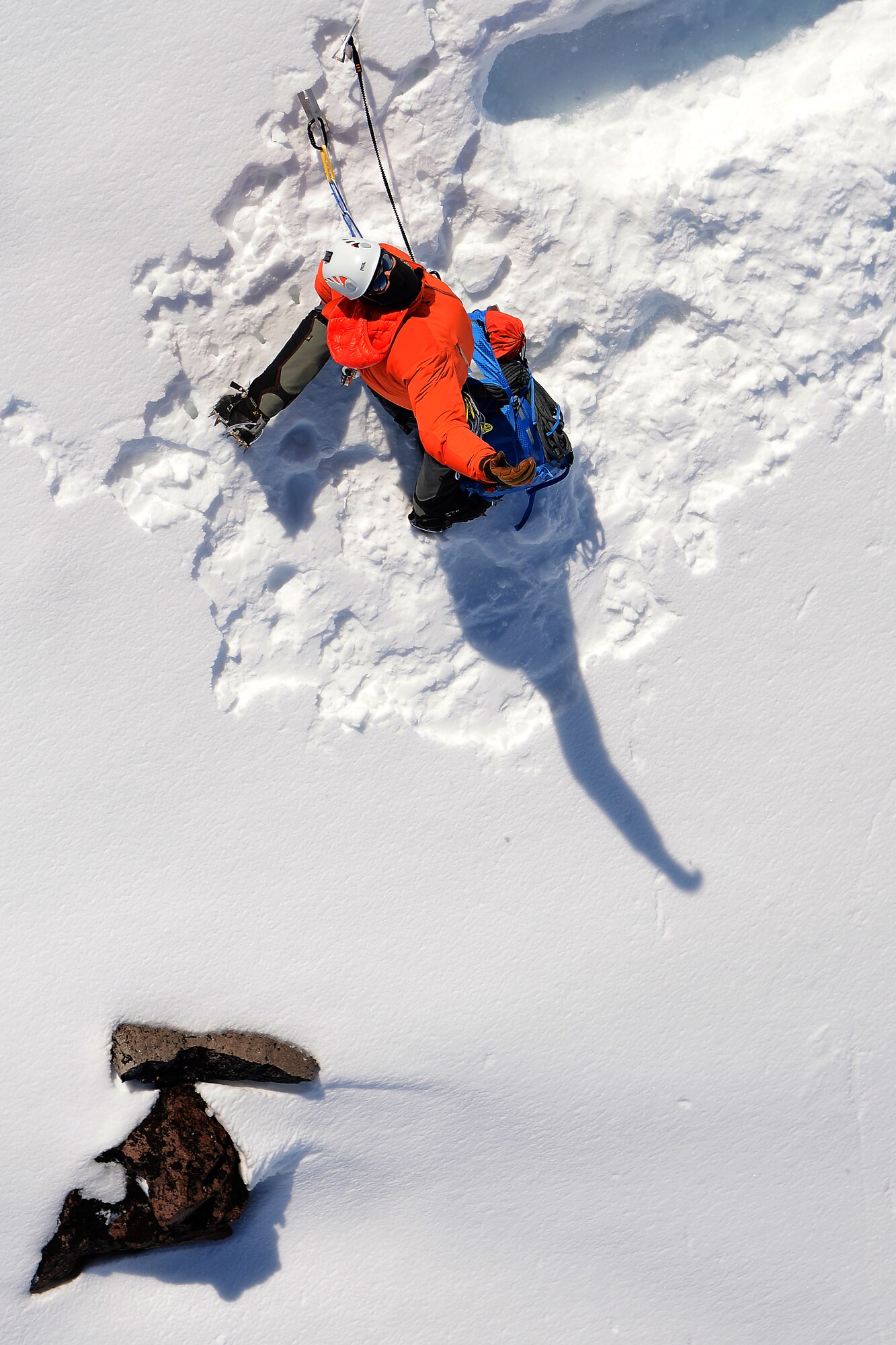 Tech. Sgt. Dean Criswell, 22nd Special Tactics Squadron NCOIC of rescue operations, signals to a CH-47 Chinook from the 1-214th Aviation Regiment, May 15, 2015 on Mount Rainer, Wash. Criswell, a pararescuemen, was training a Tactical Air Control Party Airmen on mountain rescue operations. (U.S. Air Force photo by Staff Sgt. Tim Chacon) 
