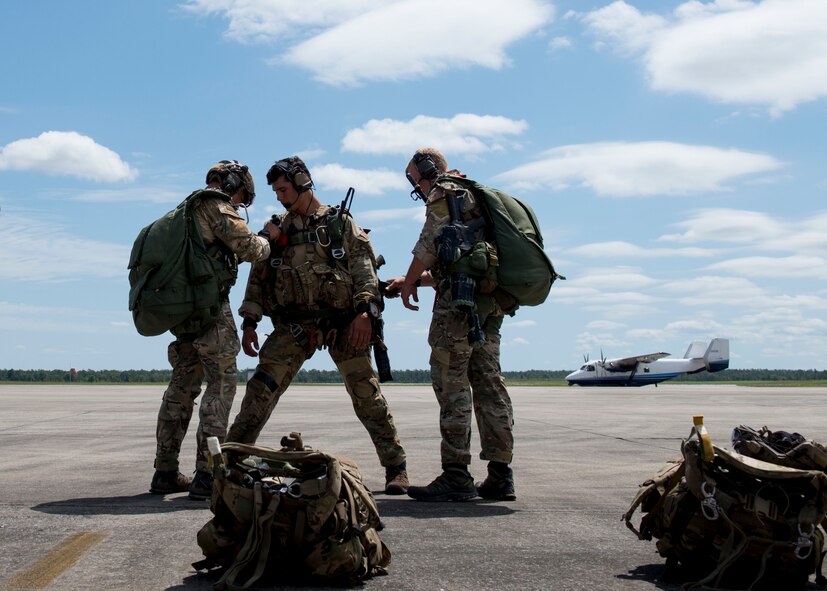 Special Tactics Airmen from the Special Tactics Training Squadron, 24th Special Operations Wing, Hurlburt Field, Fla., check each other’s gear before the team’s free-fall at Eglin Range, Fla., April 23, 2015. The STTS delivers advanced and special tactics skills to a wide variety of joint special operations career fields, including combat controllers and special tactics pararescuemen. (U.S. Air Force photo/ Tech. Sgt. Jasmin Taylor)