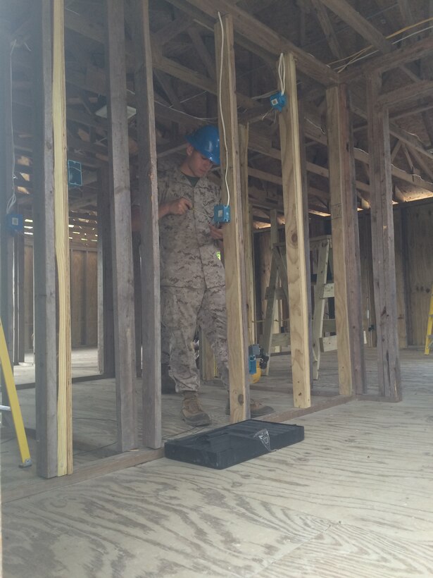 A Marine from BE 5-15 conducts practical application.