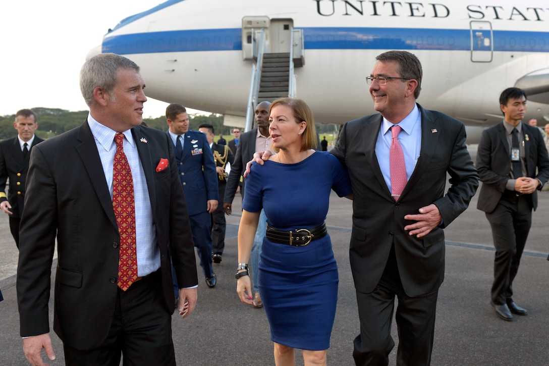 U.S Ambassador to Singapore Kirk Wagar greets U.S. Defense Secretary Ash Carter and his wife, Stephanie, as they arrive at Paya Lebar Air Base in Singapore, May 28, 2015. Carter is on a 10-day trip to the Asia-Pacific region to build stronger security ties with U.S allies in Southeast Asia.