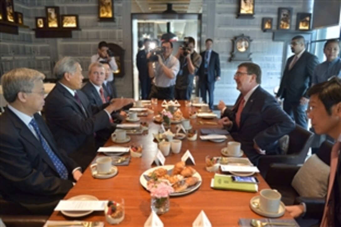 U.S. Defense Secretary Ash Carter sits down for a breakfast meeting with Ng Eng Hen, Singapore's defense minister, at Marina Bay Sands in Singapore, May 29, 2015.