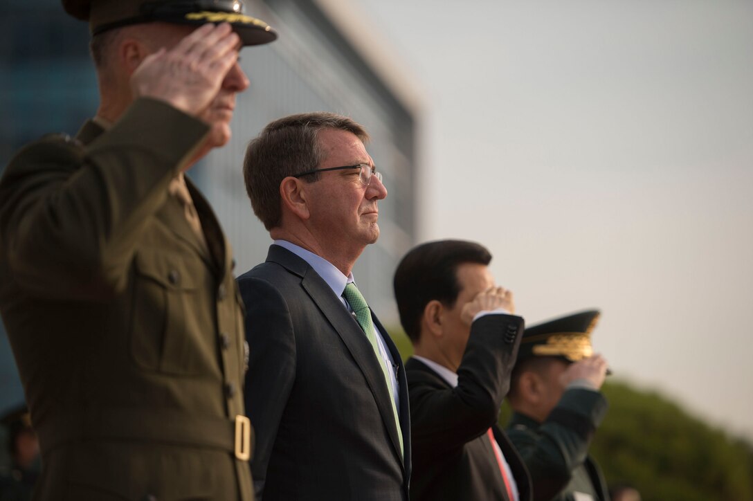 From left, U.S. Marine Corps Gen. Joseph F. Dunford Jr., chairman of the Joint Chiefs of Staff; U.S. Defense Secretary Ash Carter; South Korean Defense Minister Han Min-koo; and South Korean Army Gen. Lee Sun-jin, Dunford’s South Korean counterpart, stand during an honor guard ceremony before the start of the 47th U.S.-South Korea Security Consultative Meeting in Seoul, South Korea, Nov. 2, 2015. DoD photo by Air Force Senior Master Sgt. Adrian Cadiz