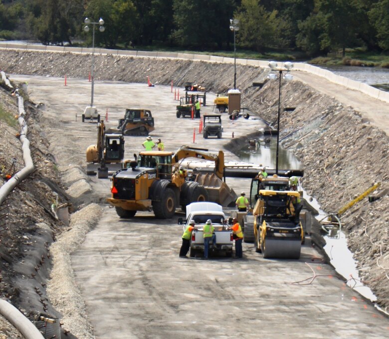 At Lockport Lock and Dam in Lockport, Illinois, contractors are working around the clock to build a 1,500-foot rollercompacted
concrete wall as part of the final stage of
Lockport’s multi-year major rehabilitation project.