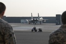 Airmen from the 67th Fighter Squadron Aircraft Maintenance Unit watch as an F-15 Eagle taxis into a slot after it arrives from Kadena Air Base, Japan, in support of Vigilant Ace 16 on Gwangju Air Base, Republic of Korea, Nov. 2, 2015. U.S. F-16, F-15 and A-10 aircraft participate in the exercise alongside Republic of Korea F-15K and KF-16 aircraft. (U.S. Air Force photo/Senior Airman Omari Bernard)