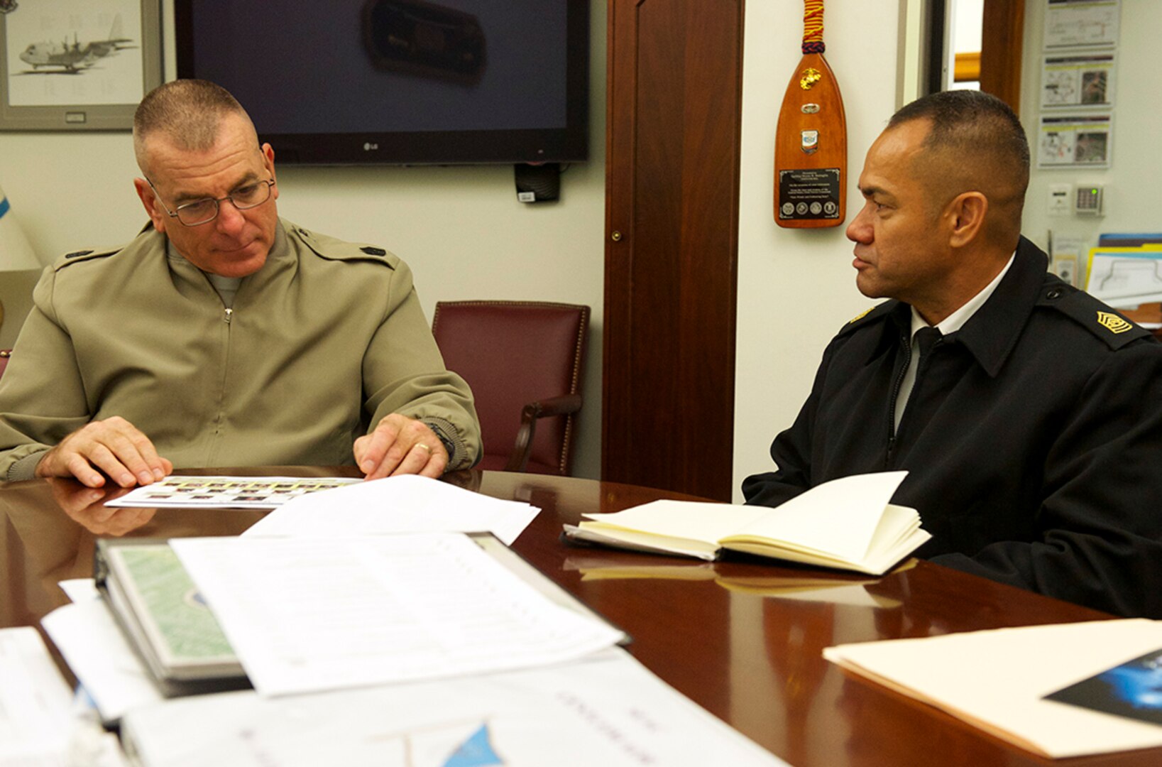 (From left) Marine Corps Sgt. Maj. Bryan Battaglia talks with Army Command Sgt. Major Charles Tobin, the Defense Logistics Agency’s senior enlisted leader, during an Oct. 20 visit to the Pentagon. Photo by Army Master Sgt. Terrence Hayes