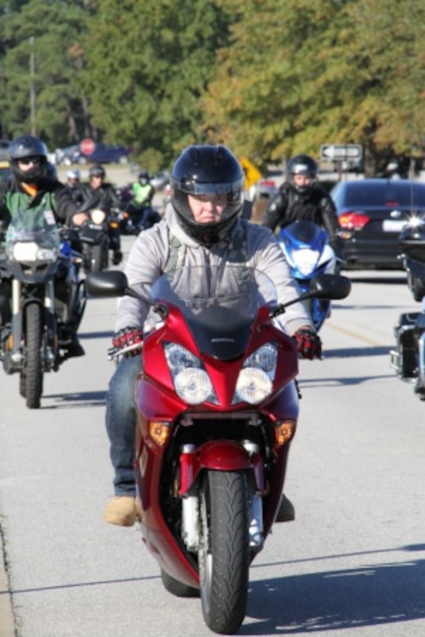 høflighed ved siden af fløjte Face of Defense: Fort Bragg Motorcycle Riders Practice Safety > U.S.  Department of Defense > Defense Department News