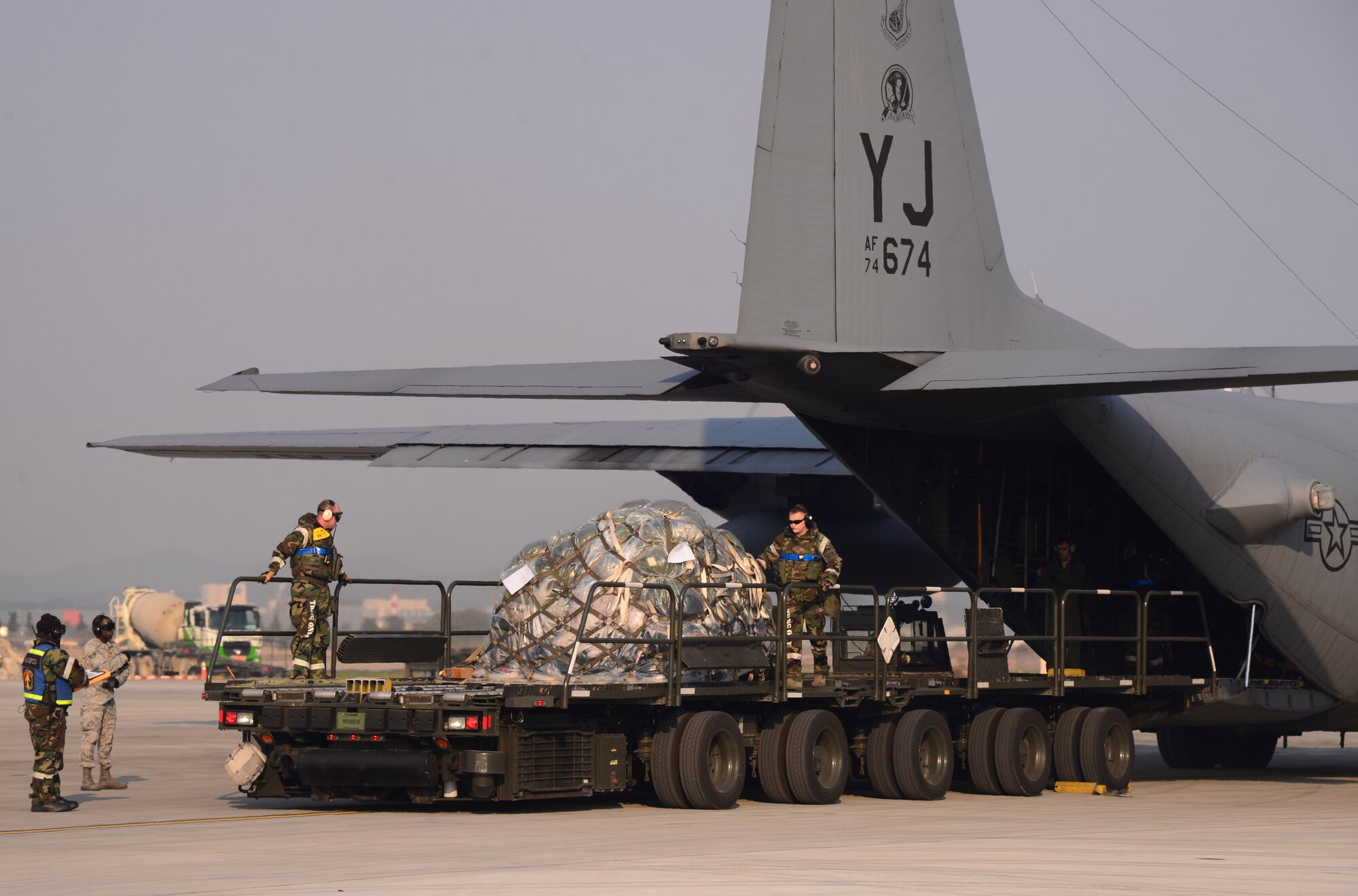 Members of the 731st Air Mobility Squadron perform a running offload of a C-130 Hercules from Yokota Air Base, Japan, Nov. 3, 2015, at Osan Air Base, Republic of Korea. Not stopping the engines during the offload means the aircrew does not have to run multiple checklists and procedures, thus saving time and resources during Vigilant Ace 16. Vigilant Ace 16 is a large-scale exercise designed to enhance combat capabilities and interoperability of the U.S. and Republic of Korea Air Forces. (U.S. Air Force photo/Staff Sgt. Benjamin Sutton)