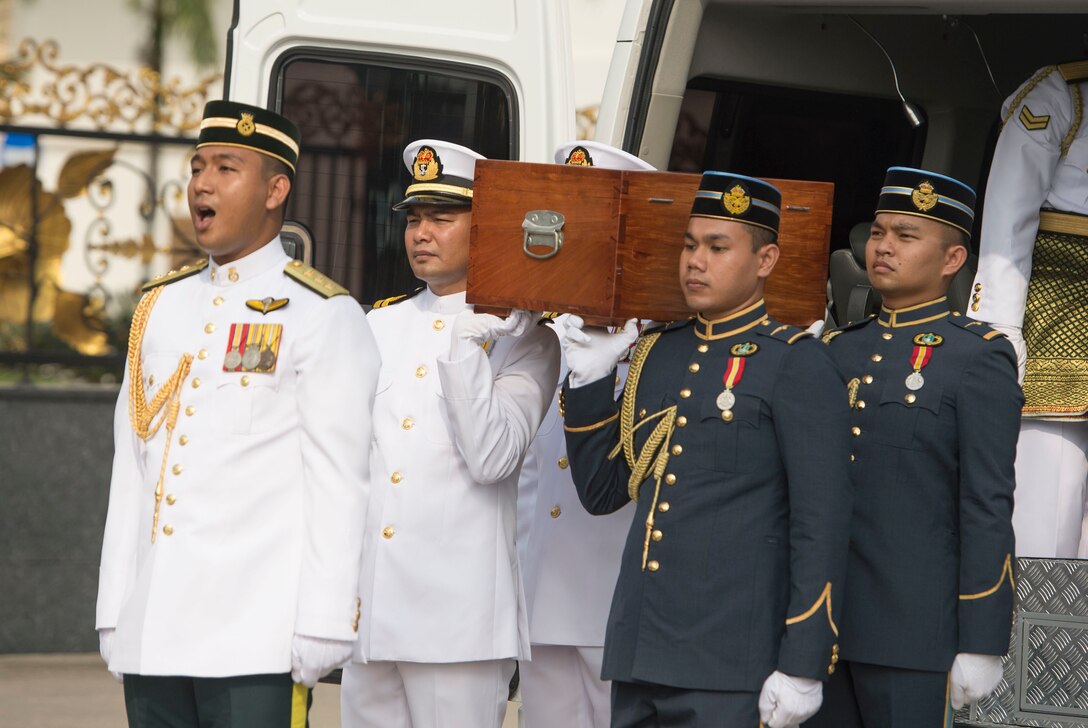 A Malaysian carry team transfers the remains of a recovered American World War II-era aircrew to a U.S. carry team during a repatriation ceremony in Subang, Malaysia, Nov. 5, 2015. DoD photo by U.S. Air Force Senior Master Sgt. Adrian Cadiz