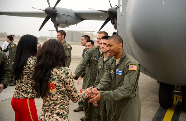 Airmen from the 86th Airlift Wing thank the Kansas City Chiefs cheerleaders for visiting them during a tour of the base Nov. 2, 2015, at Ramstein Air Base, Germany. The cheerleaders learned about Ramstein’s history, mission and capabilities during the tour.  (U.S.  Air Force photo/Staff Sgt. Armando A. Schwier-Morales)