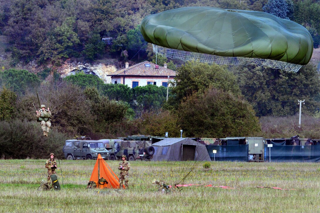 U.S. paratroopers and Italian soldiers conduct a combined air assault and seizure mission on Lidia drop zone during exercise Mangusta 15 in Siena, Italy, Oct. 26, 2015. The U.S. soldiers are assigned to Company B, 2nd Battalion, 503rd Infantry Regiment, 173rd Airborne Brigade. U.S. Army photo by Elena Baladelli