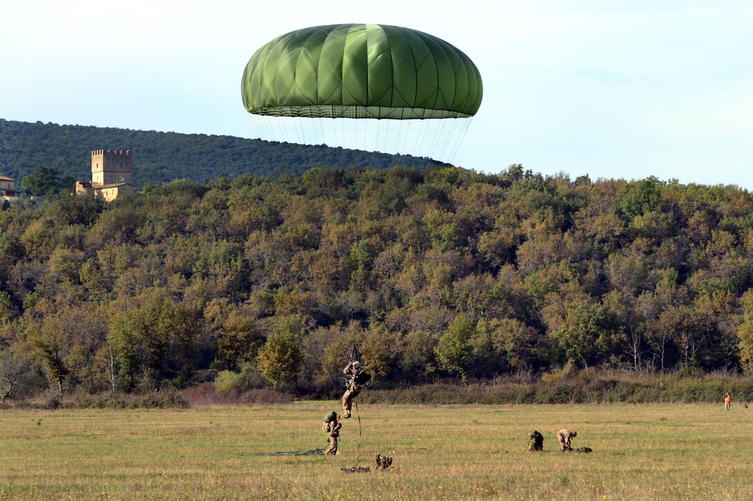 U.S. paratroopers and Italian soldiers conduct a combined air assault and seizure mission on Lidia drop zone during exercise Mangusta 15 in Siena, Italy, Oct. 26, 2015. U.S. Army photo by Elena Baladelli