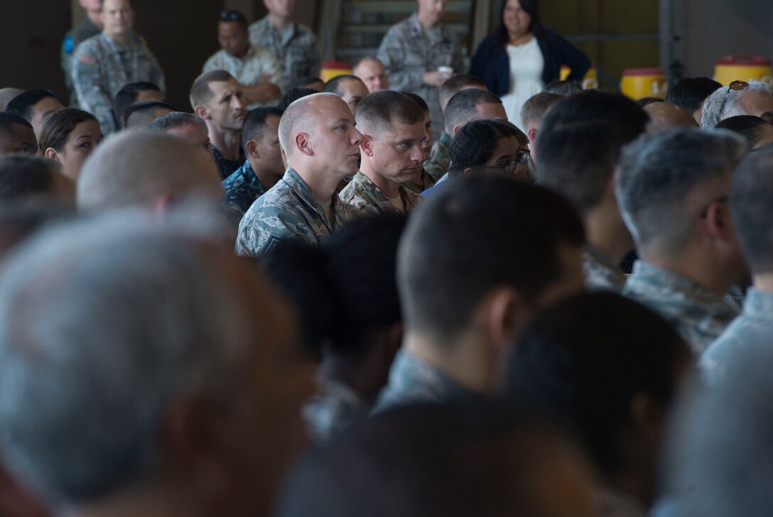 Service members listen as Defense Secretary Ash Carter talks during a troop event on Joint Base Pearl Harbor-Hickam in Honolulu, Nov. 6, 2015. DoD photo by Air Force Senior Master Sgt. Adrian Cadiz