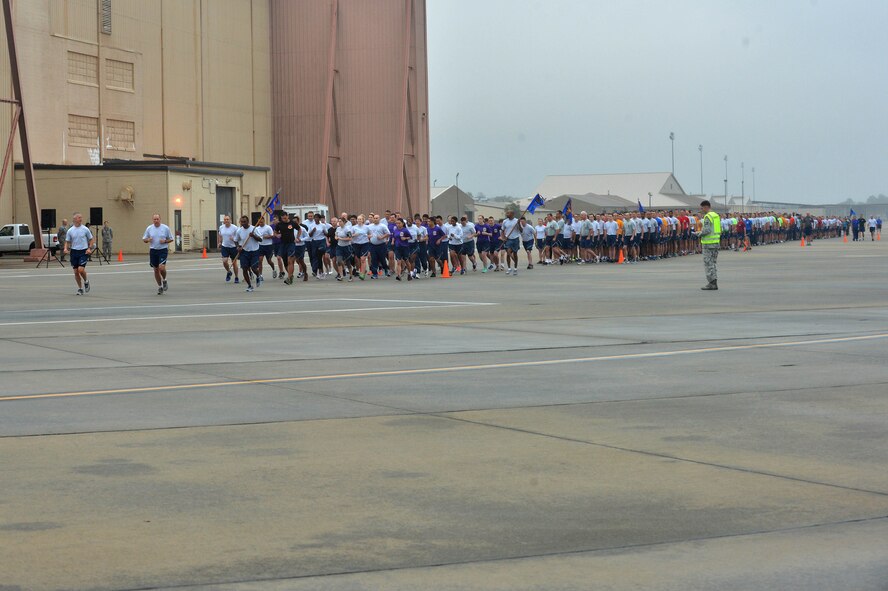 U.S. Airmen start out the 20th Fighter Wing Airman’s run led by 20th FW leadership at Shaw Air Force Base, S.C., Nov. 6, 2015. The Airmen ran in formation with their squadrons for 1.4 miles on the flightline. (U.S. Air Force photo by Senior Airman Diana Cossaboom)