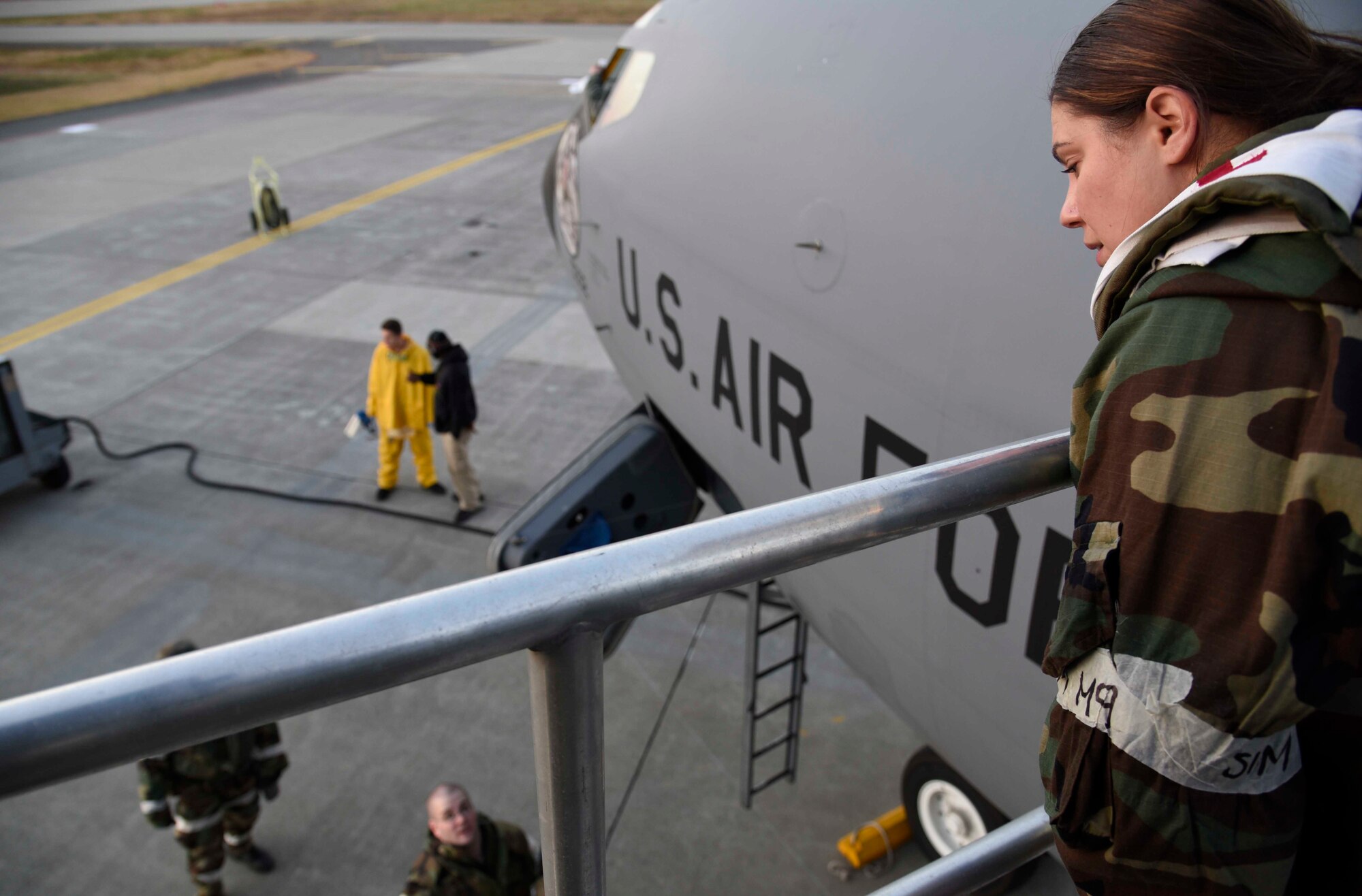 U.S. Air Force Master Sgt. Christina Morris, 35th Medical Group flight and operational medical flight chief, coordinates with the ground crew at Misawa Air Base, Japan, Nov. 4, 2015. To transport Airmen with mock injuries from a KC-135 Stratotanker to the Misawa AB hospital, they first were loaded onto a vehicle lift from the aircraft. (U.S. Air Force photo by Airman 1st Class Jordyn Fetter/Released)
