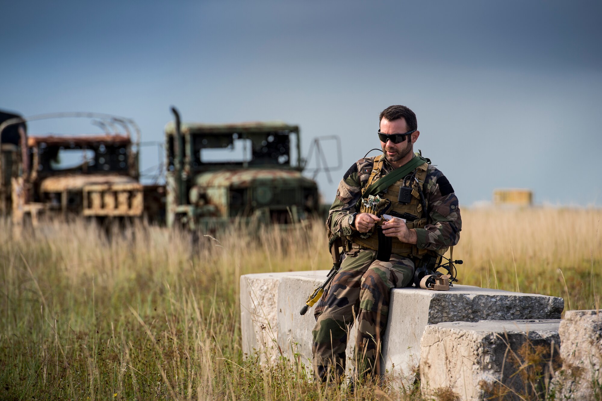 French air force Sgt. Lorrain, loads ammunition into a magazine during exercise GLOBAL EAGLE, Oct. 21, 2015, at Avon Park Air Force Range, Fla. GLOBAL EAGLE is an annual exercise hosted by either the Royal Air Force Regiment or the 820th Base Defense Group and this year the French air force also participated. (U.S. Air Force photo by Senior Airman Ryan Callaghan/Released)
