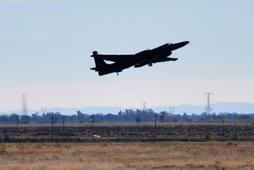 A U-2 Dragon Lady aircraft takes off from the Beale Air Force base flight line, Nov. 4, 2015, during U.S. Strategic Command’s (USSTRATCOM) Exercise GLOBAL THUNDER 16. Beale AFB is home to the 9th Reconnaissance Wing, which enhances USSTRATCOM’s intelligence, surveillance and reconnaissance mission by providing mission-ready aircraft to detect and deter strategic threats against the U.S. and its allies in support of the command’s Task Force 204. GLOBAL THUNDER is an annual U.S. Strategic Command training event that assesses command and control functionality in all USSTRATCOM mission areas and affords component commands a venue to evaluate their joint operational readiness. Planning for GLOBAL THUNDER 16 has been under way for more than a year and is based on a notional scenario with fictitious adversaries. One of nine DoD unified combatant commands, USSTRATCOM has global strategic missions, assigned through the Unified Command Plan, which also include strategic deterrence; space operations; cyberspace operations; joint electronic warfare; global strike; missile defense; combating weapons of mass destruction; and analysis and targeting. (U.S. Air Force photo by Staff Sgt. Jeffrey M. Schultze)