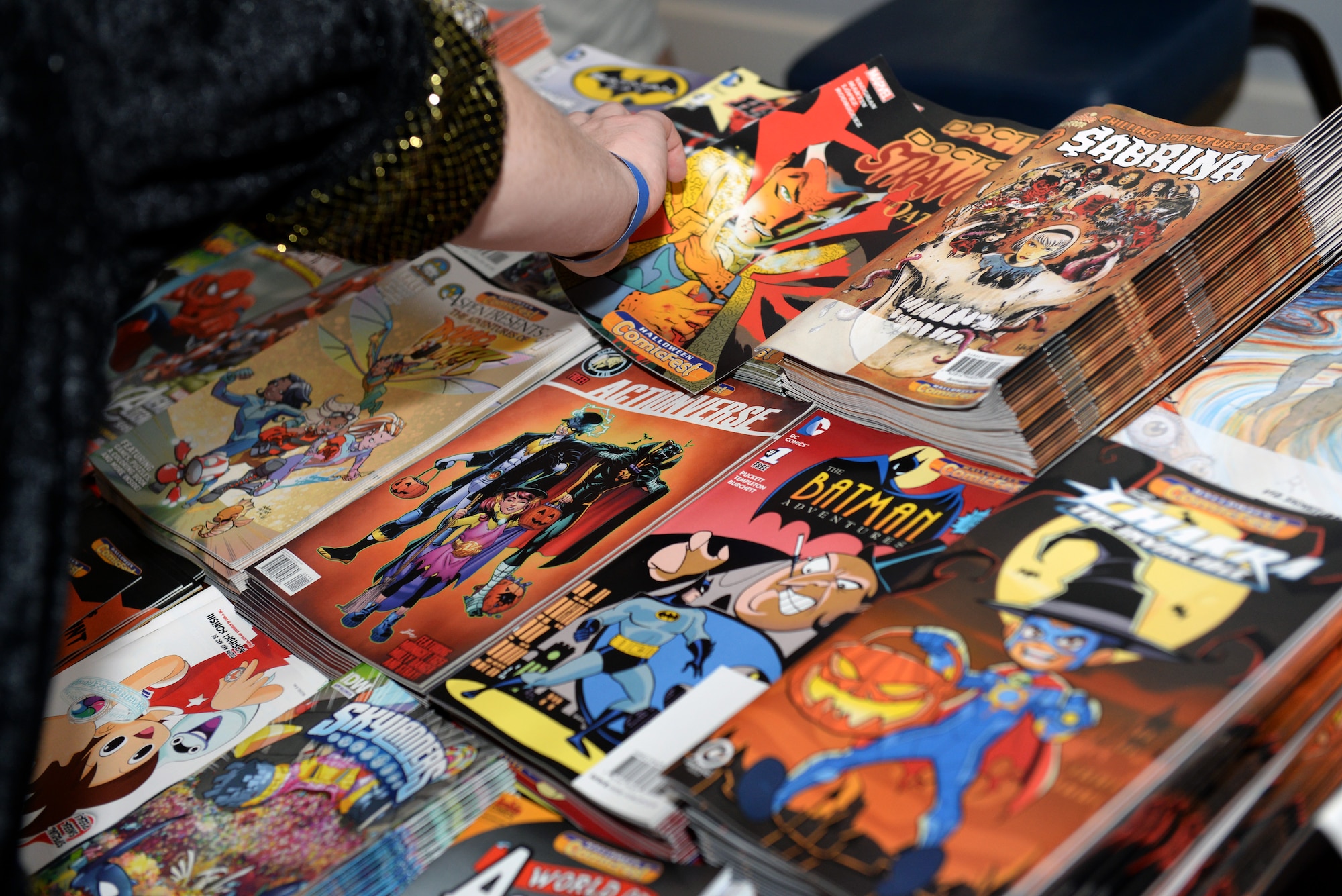 A member of Team Seymour browses through assorted comic books during the inaugural Seymour Johnson Comic Expo, Nov. 7, 2015, at Seymour Johnson Air Force Base, North Carolina. Hundreds of comic books from local vendors were on display for patrons to view and buy. (U.S. Air Force photo/Airman 1st Class Ashley Williamson)