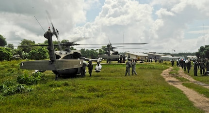 Two U.S. Army UH-60 Blackhawks assigned to the 1-228th Aviation Regiment take on Honduran soldiers, Nov. 5, 2015, in the Gracias a Dios department (state) of Honduras, during an ongoing partnership between the U.S. and Honduras to aid the Honduran military’s freedom of movement in the area. Over 300 Honduran soldiers were rotated to and from various forward operating locations to help prevent the trafficking of people and drugs in the area. (U.S. Air Force photo by Capt. Christopher J. Mesnard/Released)