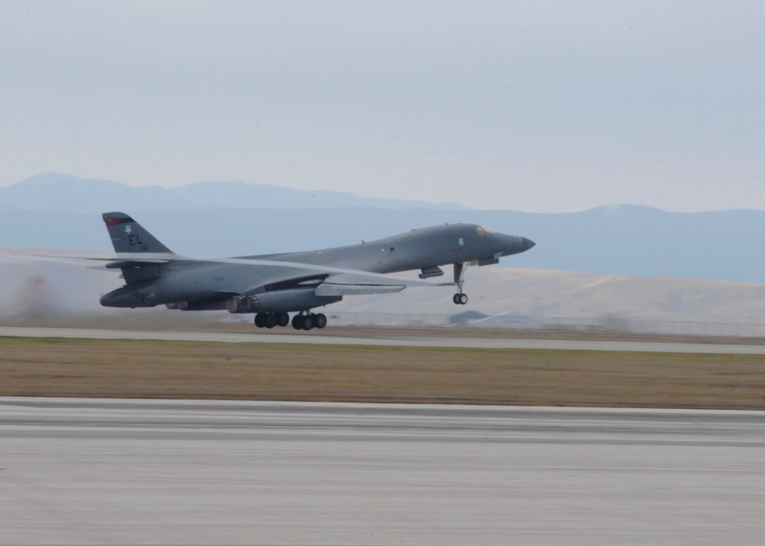 A B-1 bomber from the 34th Bomb Squadron launches as part of a Combat Hammer exercise at Ellsworth Air Force Base, S.D., Nov. 4, 2015. The 34th BS employed the Joint Air to Surface Standoff Missile-Extended Range, the Air Force’s premier standoff weapon, during the exercise. (U.S. Air Force photo by Airman 1st Class Denise M. Nevins/Released)