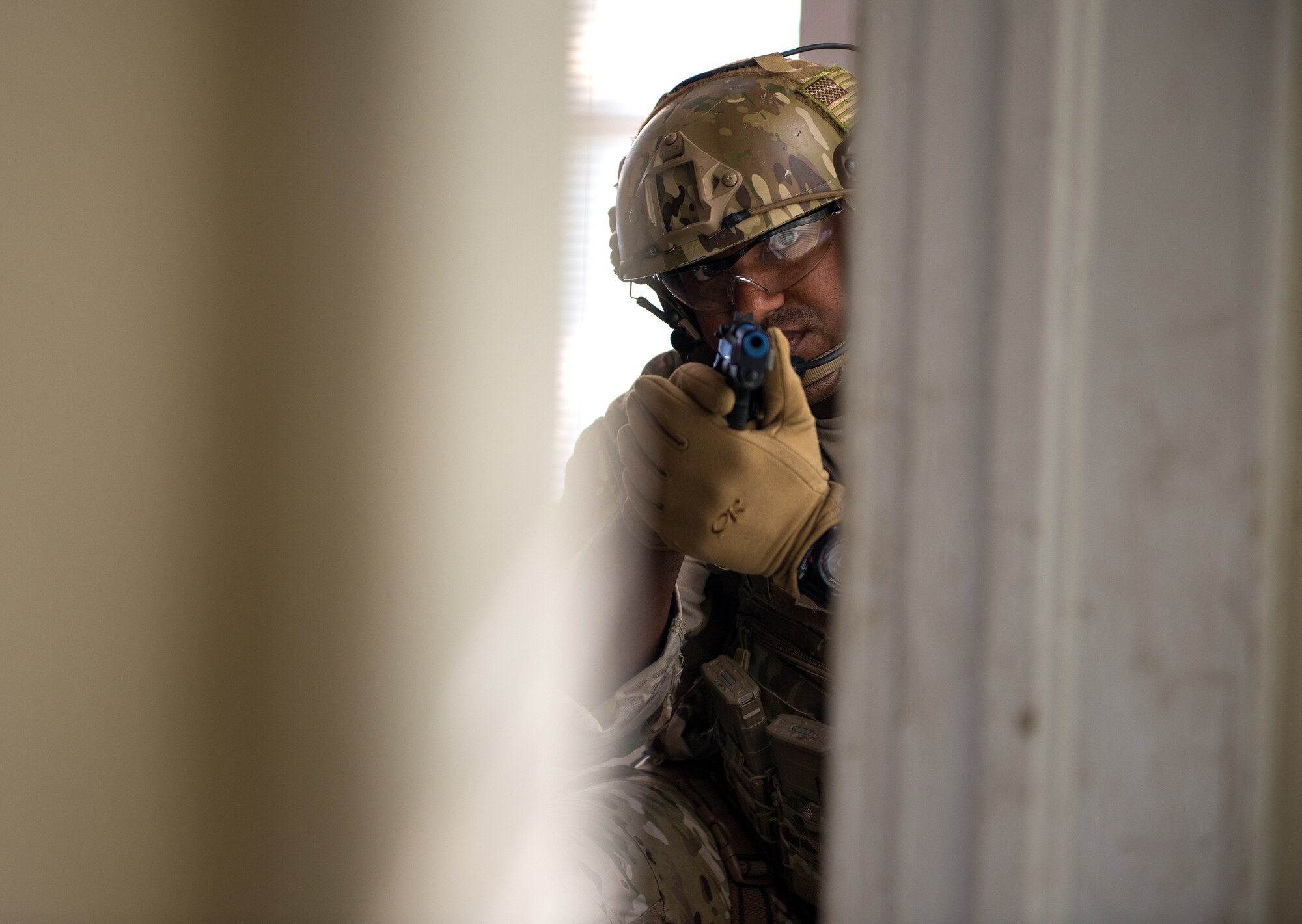 A 146th Air Support Operations Squadron Tactical Air Control Party Airman, from Will Rogers Air National Guard Base in Oklahoma City, aims a weapon through a doorway while clearing a structure at Southern Nazarene University in Bethany, Okla., during a Special Weapons and Tactics school held by the Oklahoma County Sheriff’s Office, Oct. 26 to Nov. 6, 2015. (U.S. Air National Guard photo by Master Sgt. Andrew M. LaMoreaux)