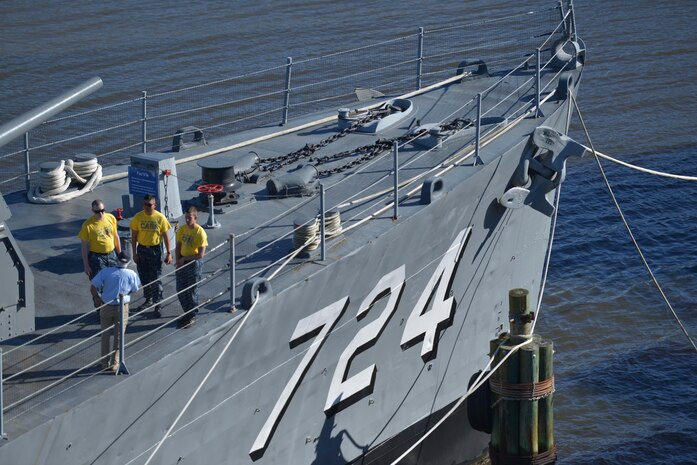 Sailors assigned to Naval Nuclear Power Training Command on Joint Base Charleston Weapons Station volunteer aboard USS LAFFEY (DD-724) at Patriot’s Pointe Naval and Maritime Museum in Mount Pleasant, S.C., Nov. 13, 2015. More than 3,500 NNPTC staff and students volunteered time during the 2015 Trident United Way Day of Caring. (U.S. Navy photo by Mass Communication Specialist 2nd Class Jason Pastrick / Released)