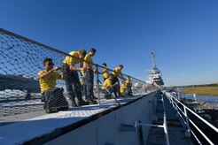 Sailors assigned to Naval Nuclear Power Training Command on Joint Base Charleston Weapons Station repair a fence aboard USS YORKTOWN (CV-10) at Patriot’s Pointe Naval and Maritime Museum in Mount Pleasant, S. C., Nov. 13, 2015. More than 3,500 NNPTC staff and students volunteered during the 2015 Trident United Way Day of Caring. (U.S. Navy photo / Mass Communication Specialist 2nd Class Jason Pastrick)
