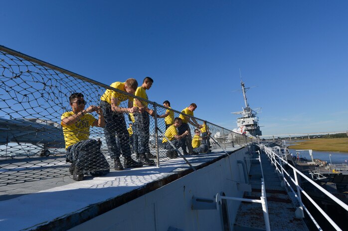 Sailors assigned to Naval Nuclear Power Training Command on Joint Base Charleston Weapons Station repair a fence aboard USS YORKTOWN (CV-10) at Patriot’s Pointe Naval and Maritime Museum in Mount Pleasant, S. C., Nov. 13, 2015. More than 3,500 NNPTC staff and students volunteered during the 2015 Trident United Way Day of Caring. (U.S. Navy photo / Mass Communication Specialist 2nd Class Jason Pastrick)