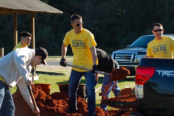 Sailors assigned to Naval Nuclear Power Training Command on Joint Base Charleston Weapons Station shovel mulch while beautifying a YMCA baseball field in Summerville, S.C., Nov. 13, 2015. More than 3,500 NNPTC staff and students volunteered during the 2015 Trident United Way Day of Caring. (U.S. Navy photo / Chief Machinist’s Mate Jody Greenhill)