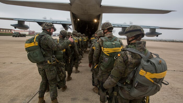 Spanish Brig. Gen. Juan Cifuentes Álvarez gives a ‘thumbs-up’ to a young paratrooper during bilateral training with U.S. Marines from Special-Purpose Marine Air-Ground Task Force Crisis Response-Africa, Nov. 13, 2015 in Zaragoza, Spain. More than 25 Spanish paratroopers with Spanish Parachute Brigade jumped out of a KC-130J Hercules, reinforcing mutual defense relationships between U.S. and Spain. 