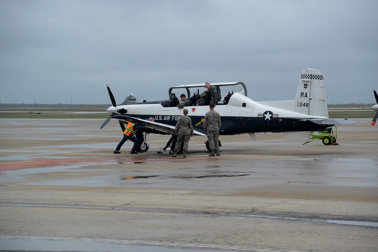 Col. Thomas Shank, 47th Flying Training Wing commander, and Chief Master Sgt. Teresa Clapper, 47 FTW command chief, greet Lt. Gen. Darryl Roberson, commander of Air Education and Training Command, on the flight line at Laughlin Air Force Base, Texas, Nov. 16, 2015. Roberson’s visit to Laughlin is his first since taking command of AETC in July 2015. (U.S. Air Force photo by Airman 1st Class Ariel D. Partlow)