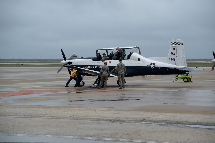 Col. Thomas Shank, 47th Flying Training Wing commander, and Chief Master Sgt. Teresa Clapper, 47 FTW command chief, greet Lt. Gen. Darryl Roberson, commander of Air Education and Training Command, on the flight line at Laughlin Air Force Base, Texas, Nov. 16, 2015. Roberson’s visit to Laughlin is his first since taking command of AETC in July 2015. (U.S. Air Force photo by Airman 1st Class Ariel D. Partlow)